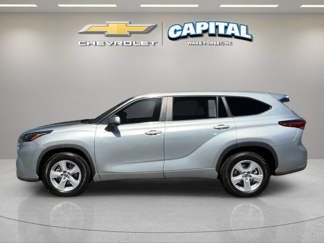 Used 2023 Toyota Highlander LE FWD image 2