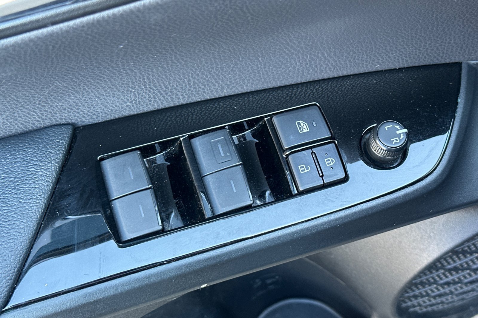 Used 2019 Toyota Prius XLE FWD image 12