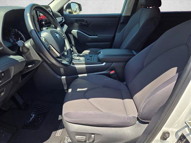 Used 2024 Toyota Highlander LE AWD/4WD image 15