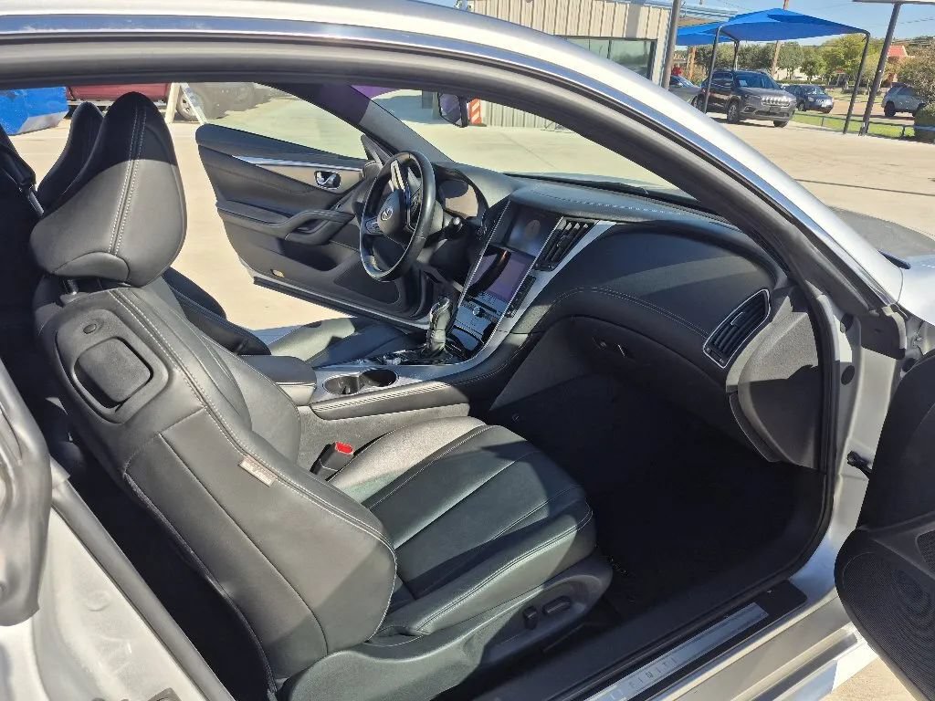 Used 2017 INFINITI Q60 2.0t w/ Moonroof Package RWD image 18