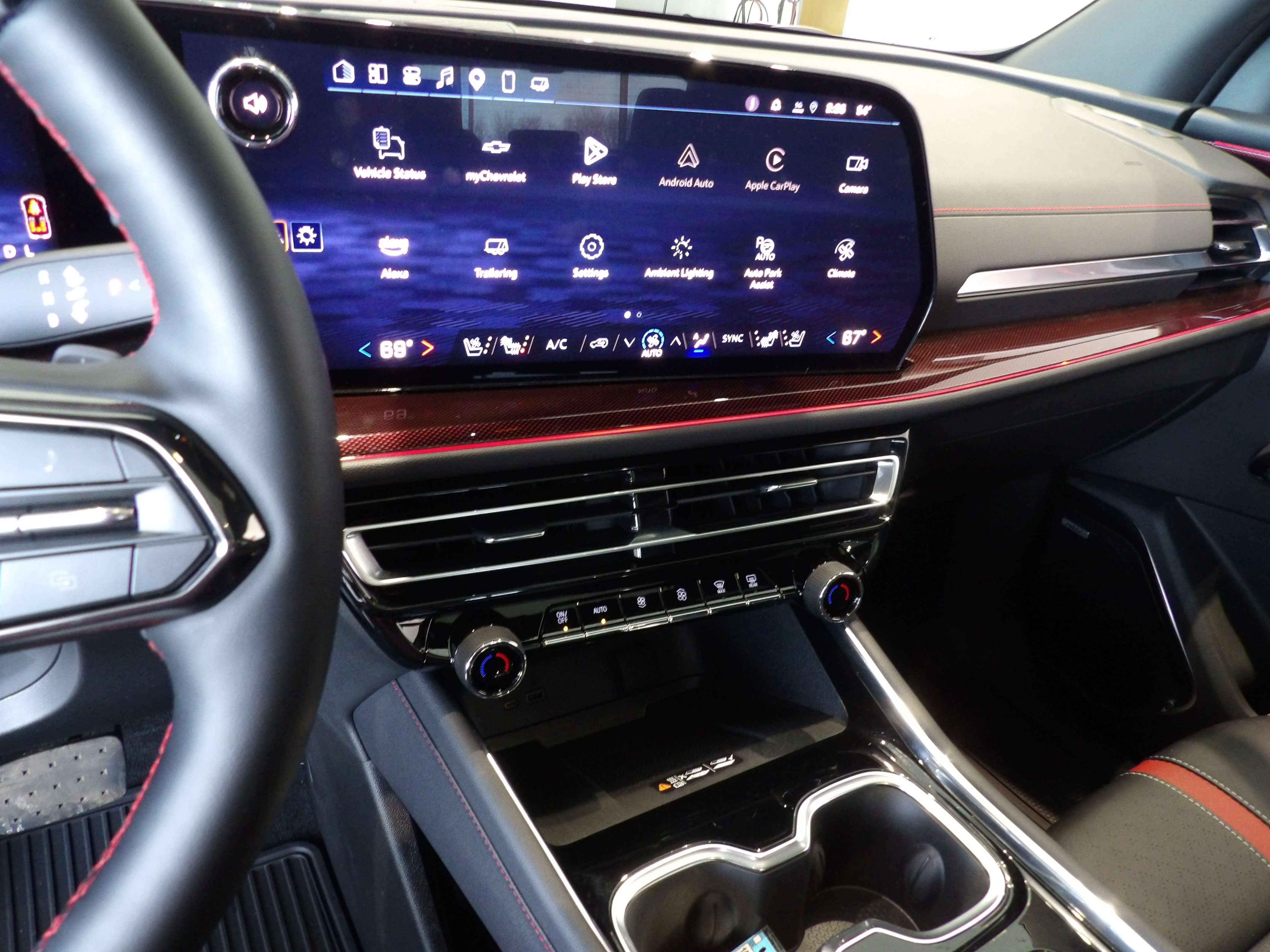 Used 2025 Chevrolet Traverse RS image 13