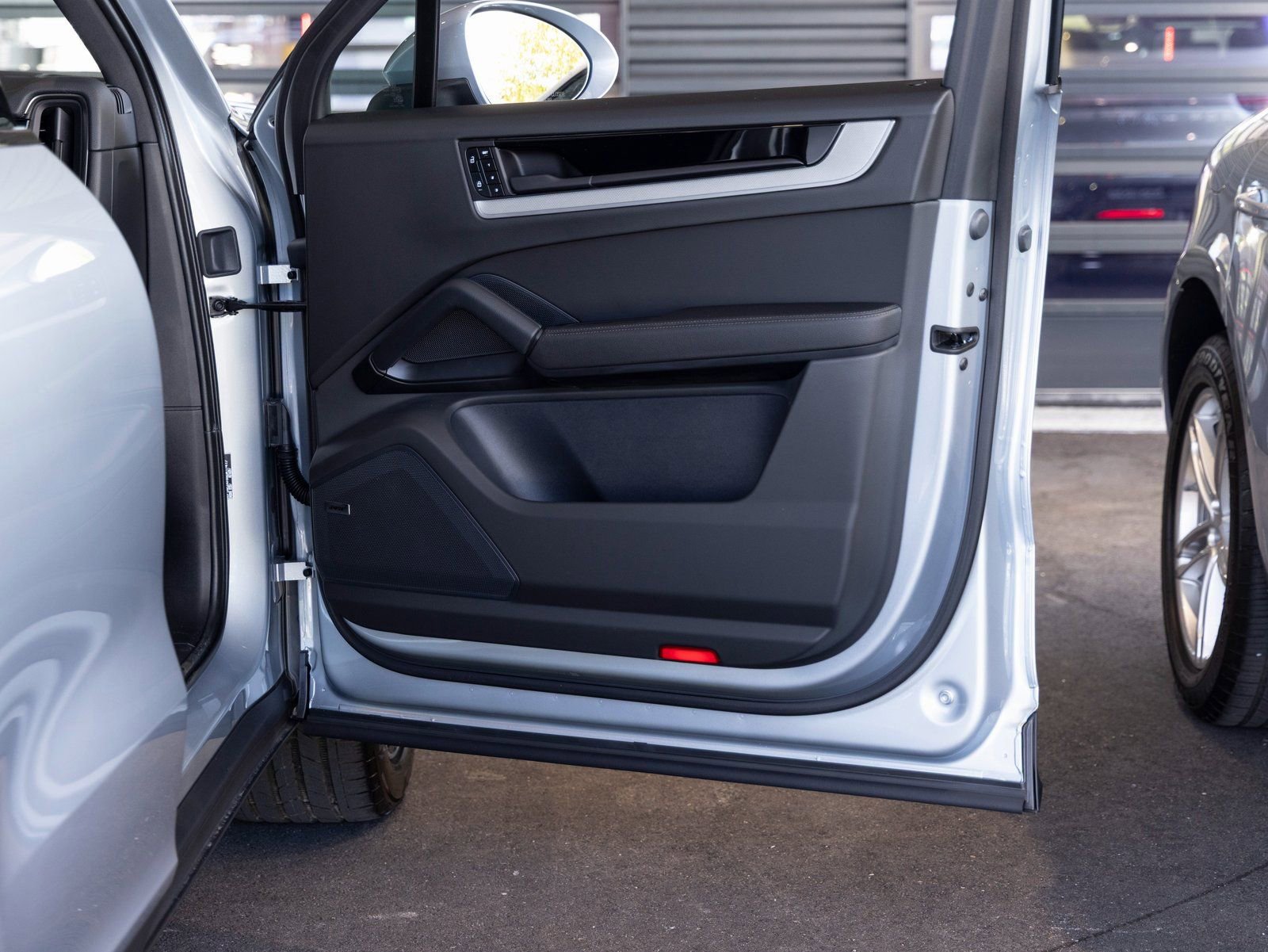 Certified 2025 Porsche Cayenne E-Hybrid image 32