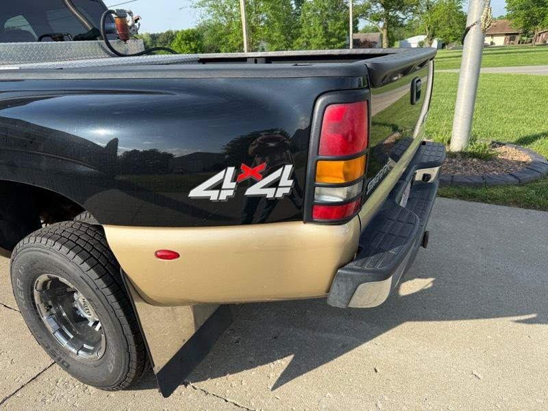 Used 2005 GMC Sierra 3500 SLT w/ Heavy-Duty Power Package AWD/4WD image 25