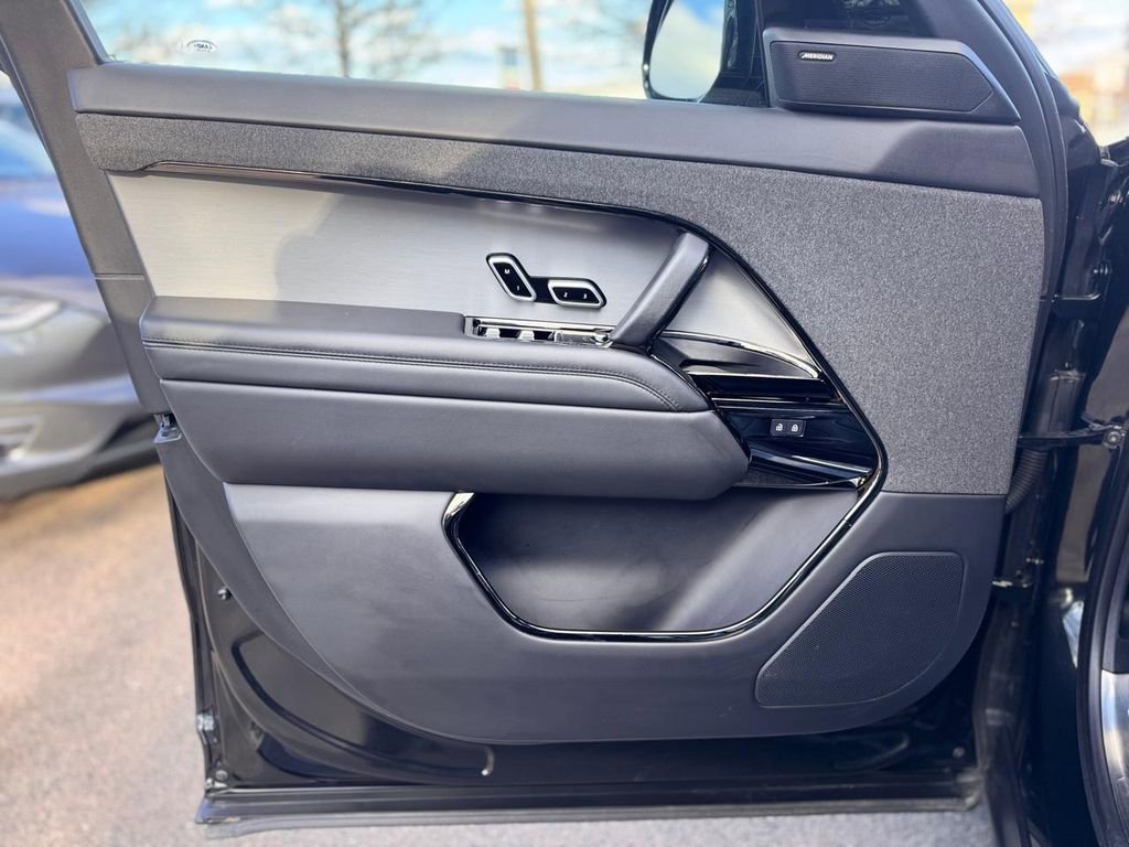 Used 2025 Land Rover Range Rover Sport SE image 10