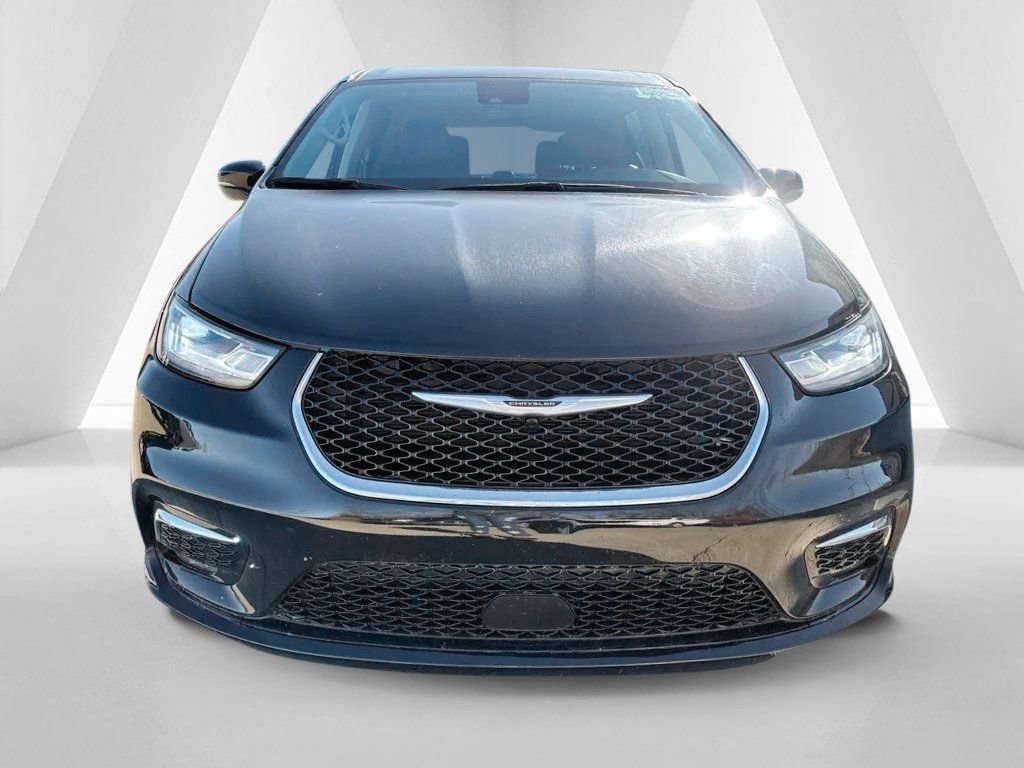 Used 2024 Chrysler Pacifica Touring-L image 2