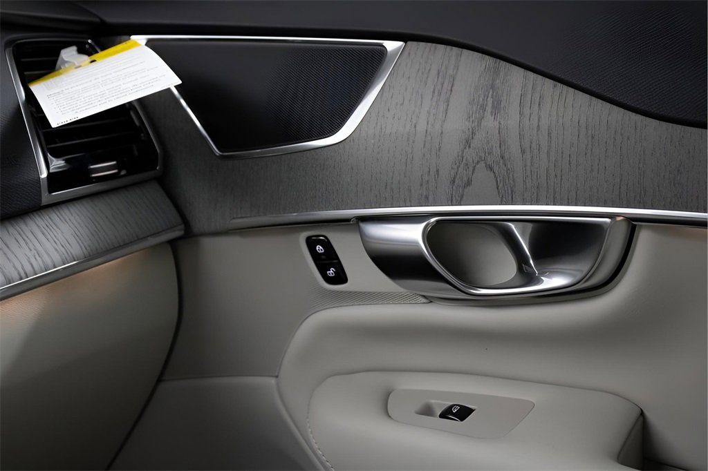 Certified 2025 Volvo XC90 T8 Plus w/ Protection Package Premier image 25