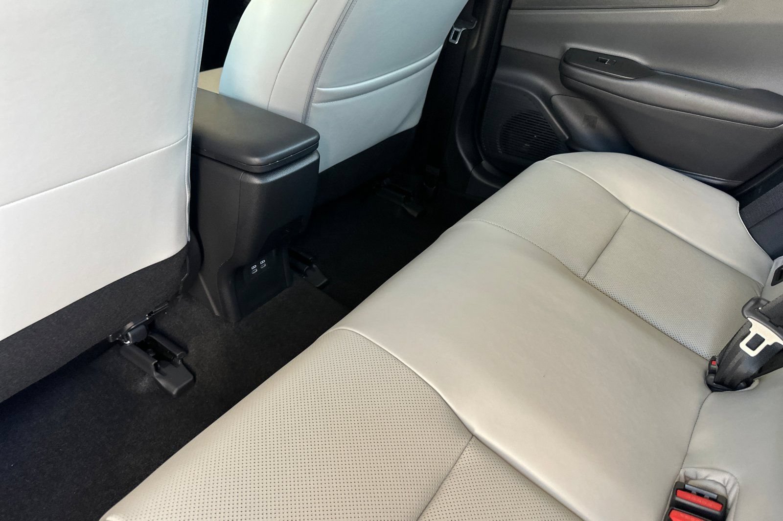 Certified 2024 Toyota Prius XLE FWD image 12