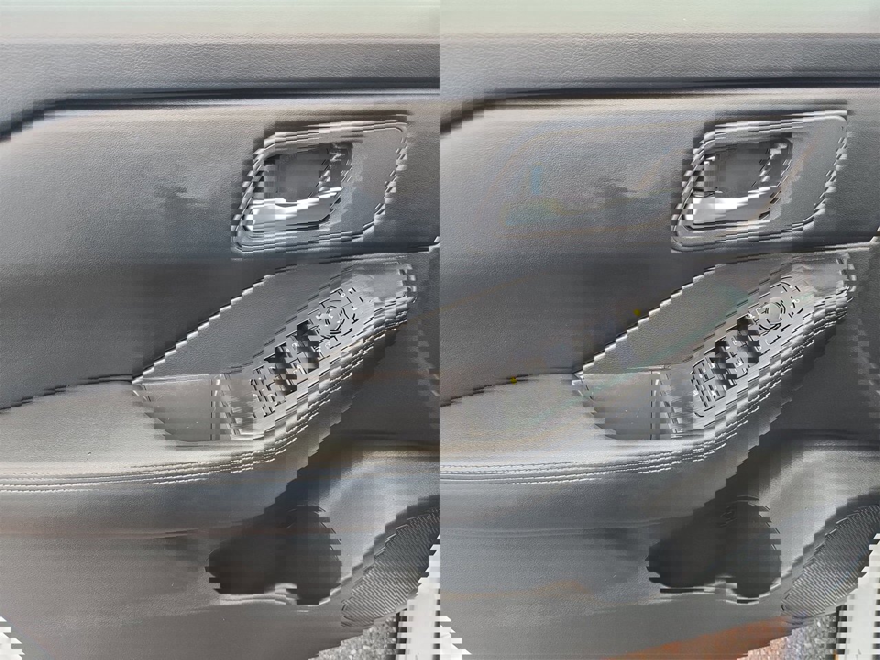 Used 2025 Nissan Rogue SV image 12