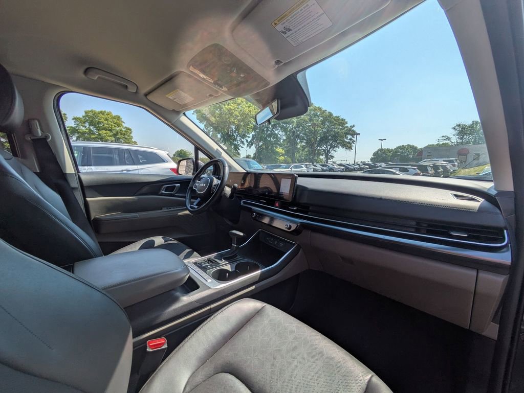Used 2025 Kia Carnival FWD image 29