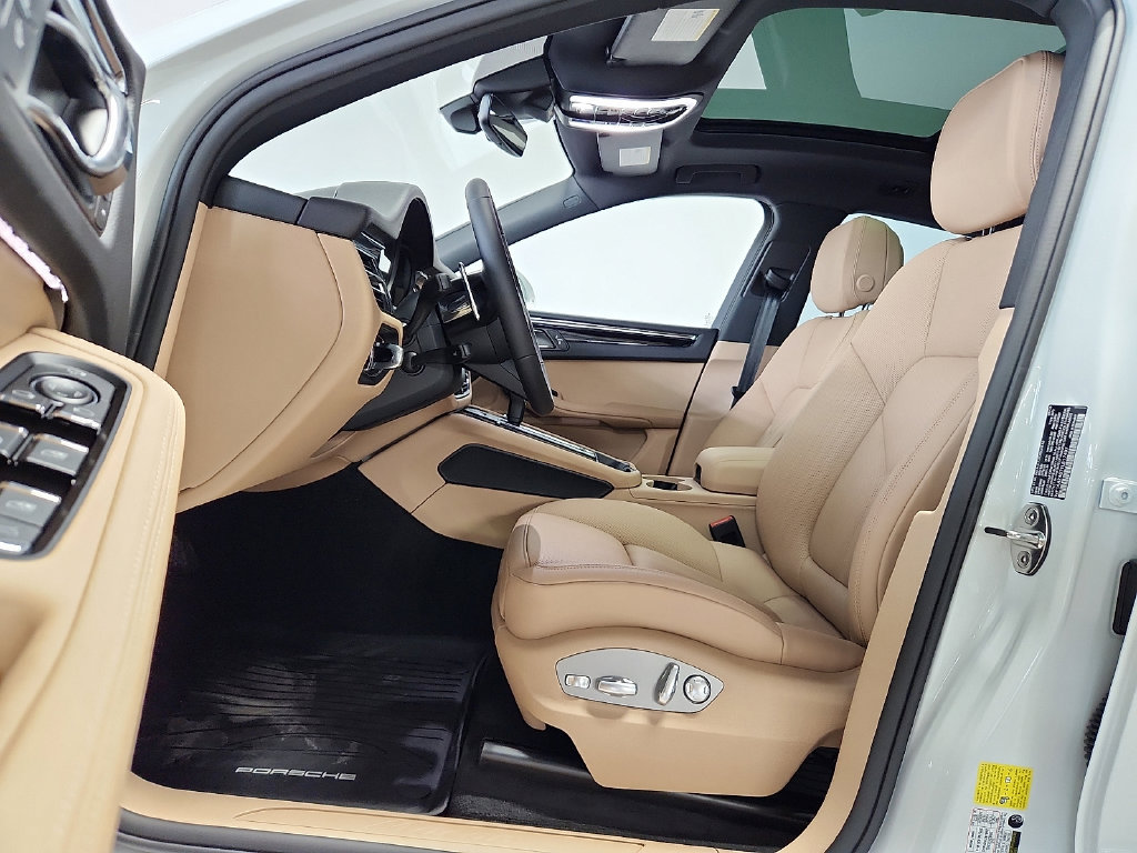 New 2026 Porsche Macan AWD/4WD image 5