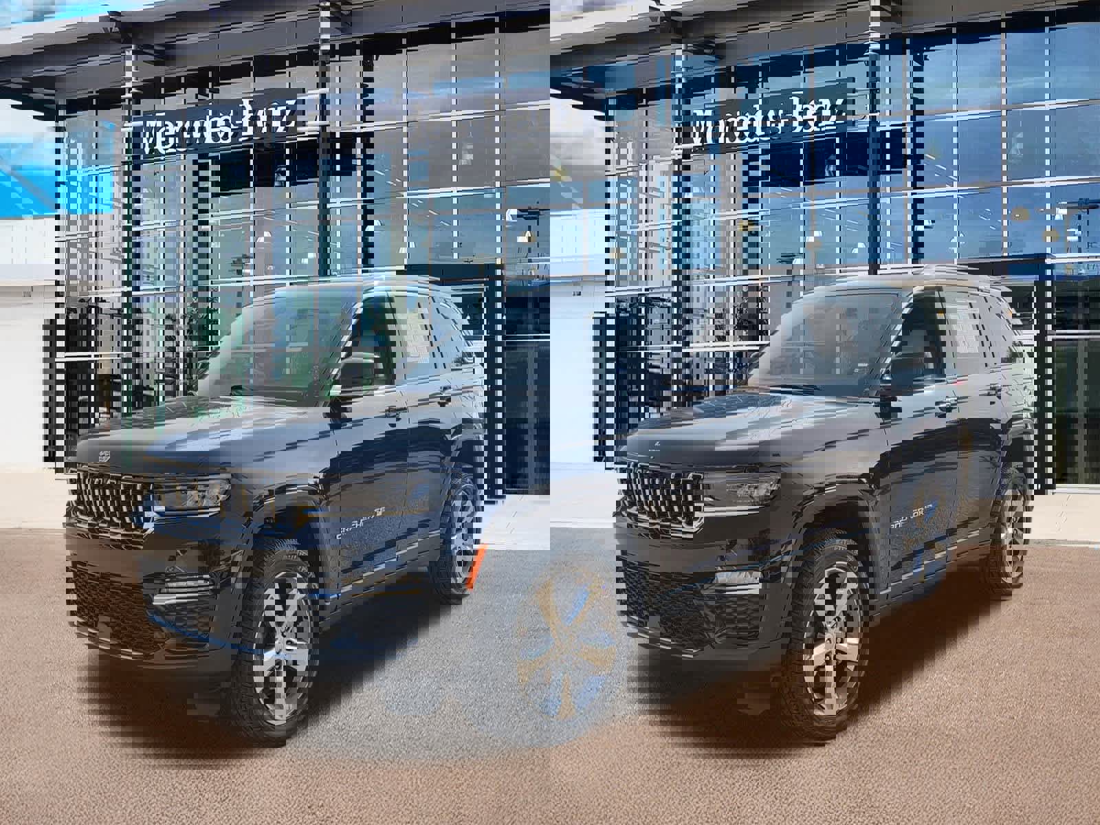 Used 2024 Jeep Grand Cherokee Limited image 1