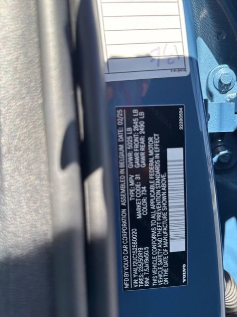 Certified 2025 Volvo XC40 B5 Plus image 28