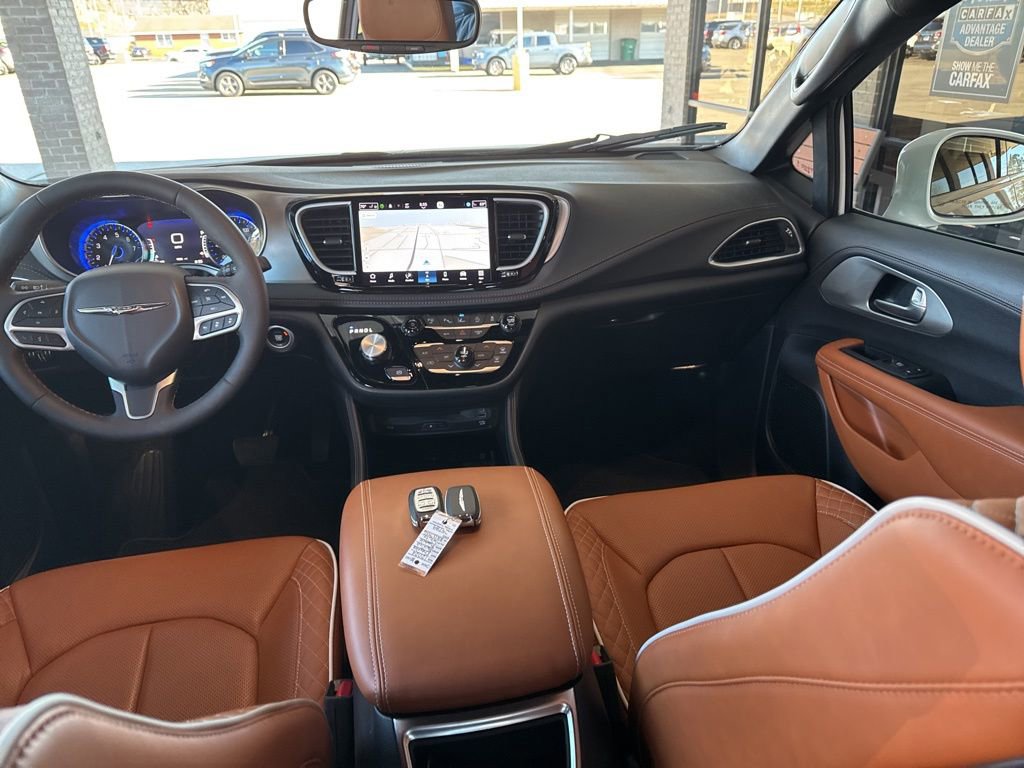 Used 2024 Chrysler Pacifica Pinnacle w/ Trailer Tow Group image 29