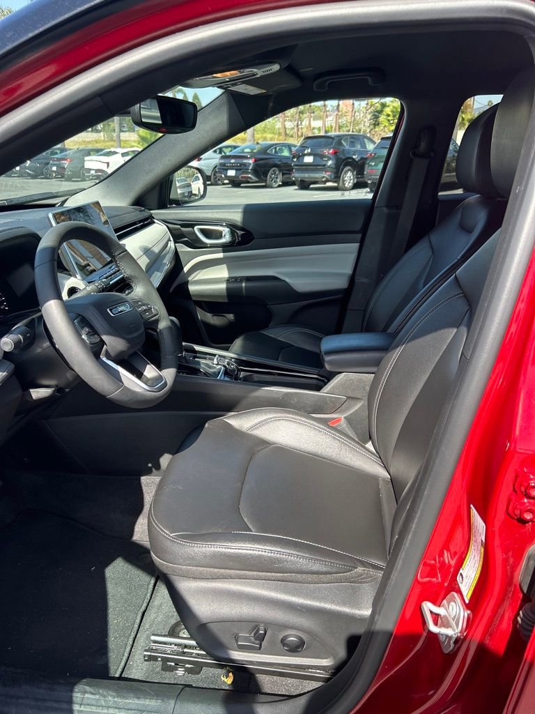 Used 2025 Jeep Compass Limited AWD/4WD image 5