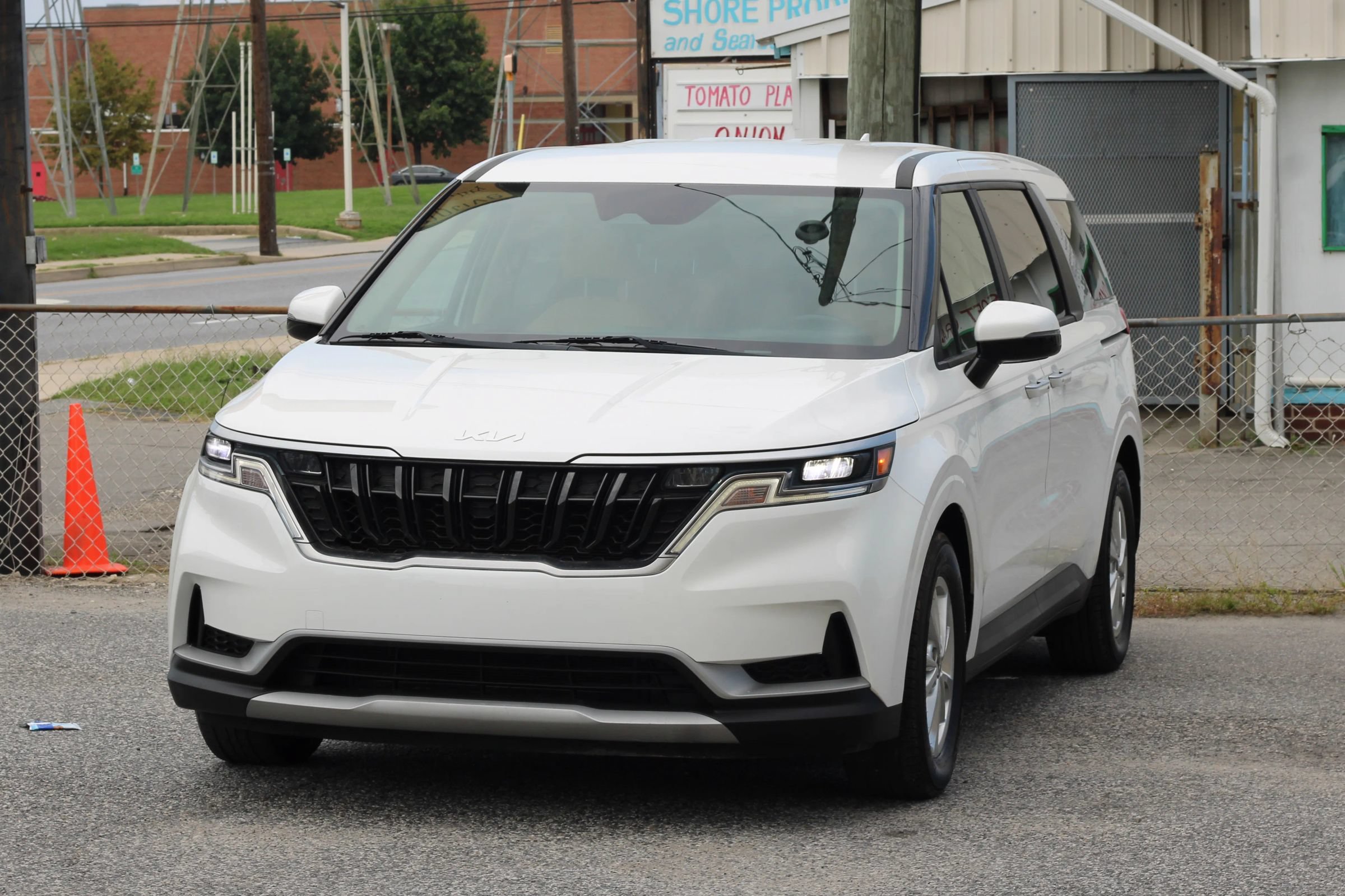 Used 2023 Kia Carnival LX FWD image 3