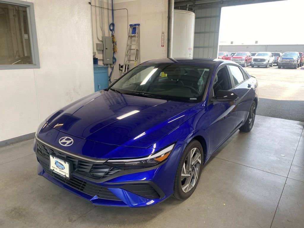 Used 2025 Hyundai Elantra Sport FWD image 2