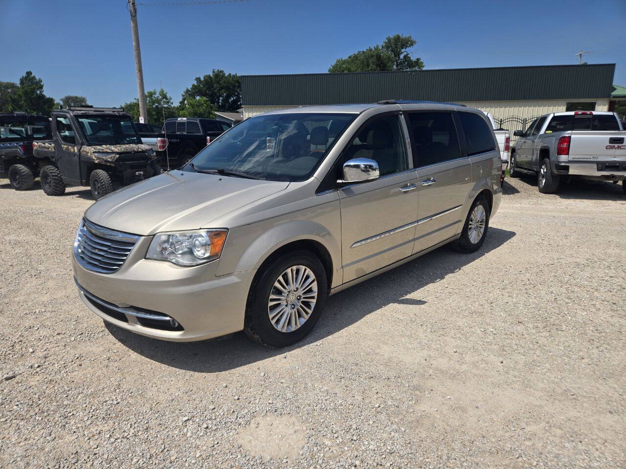 Used 2015 Chrysler Town & Country Limited Platinum FWD image 4