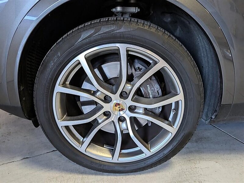 Used 2023 Porsche Cayenne w/ Premium Package AWD/4WD image 15