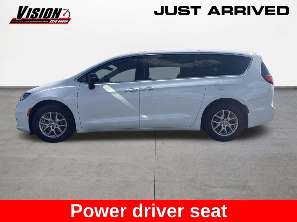Used 2024 Chrysler Pacifica Touring-L FWD image 9
