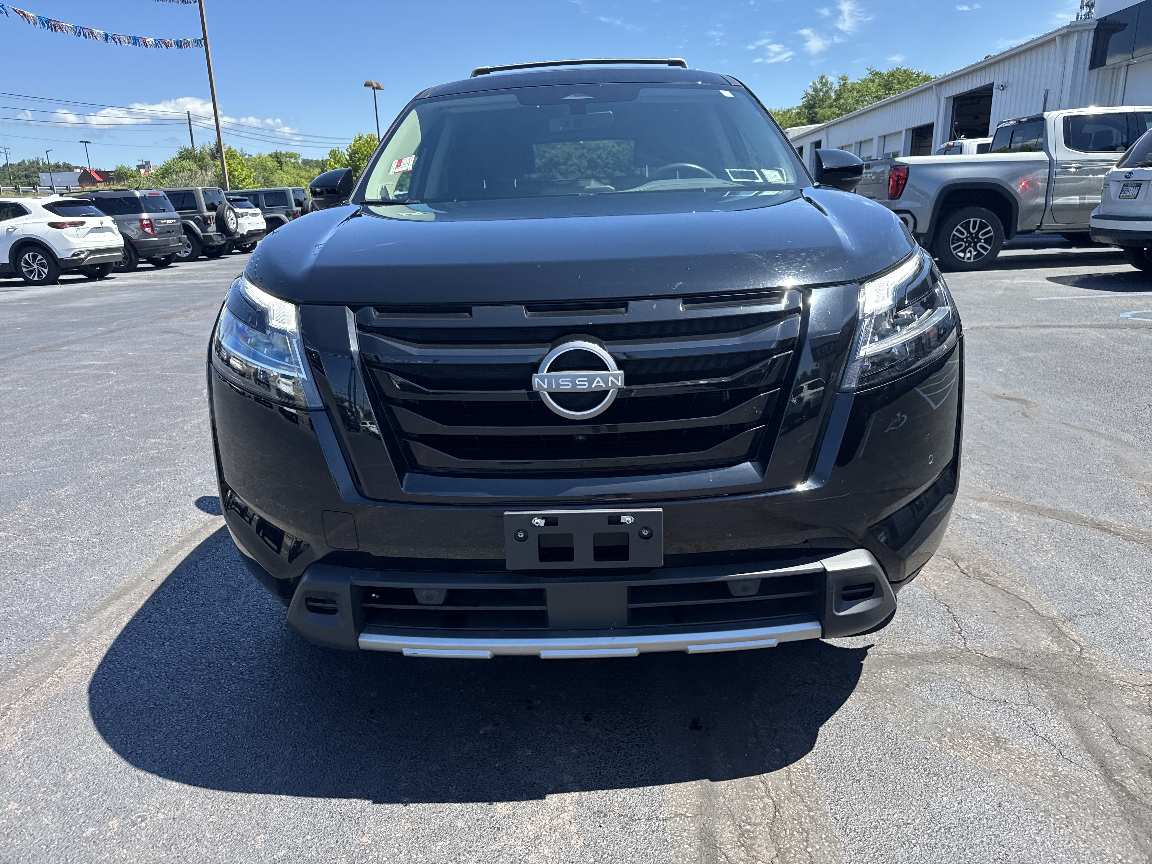 Used 2023 Nissan Pathfinder SL w/ SL Premium Package AWD/4WD image 9