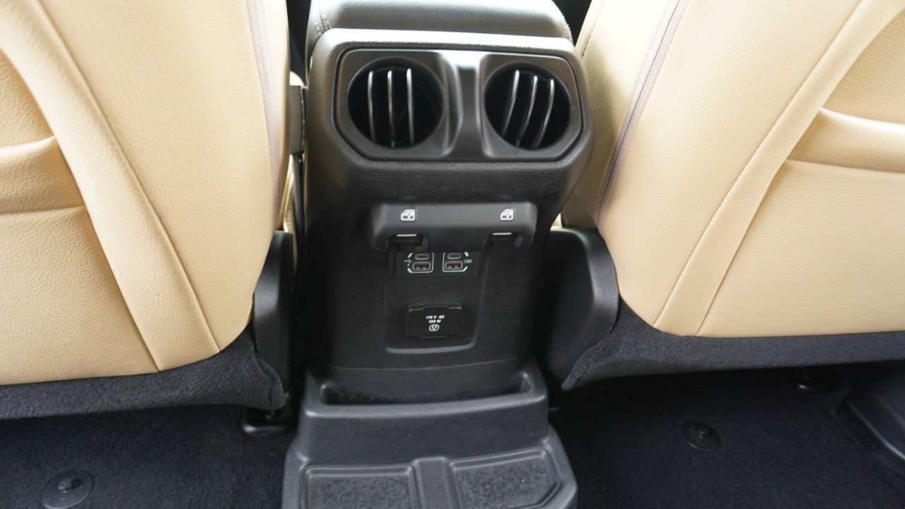 Used 2019 Jeep Wrangler Unlimited Sahara image 32