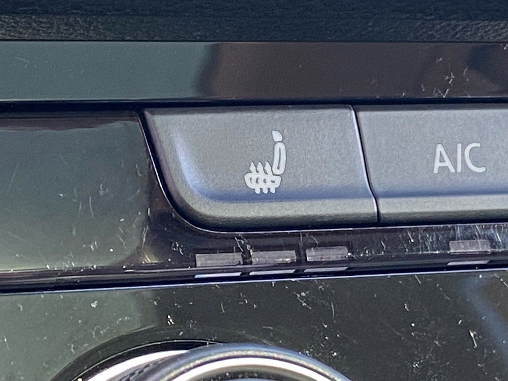 Certified 2023 Volkswagen Taos SE w/ Panoramic Sunroof Package image 17