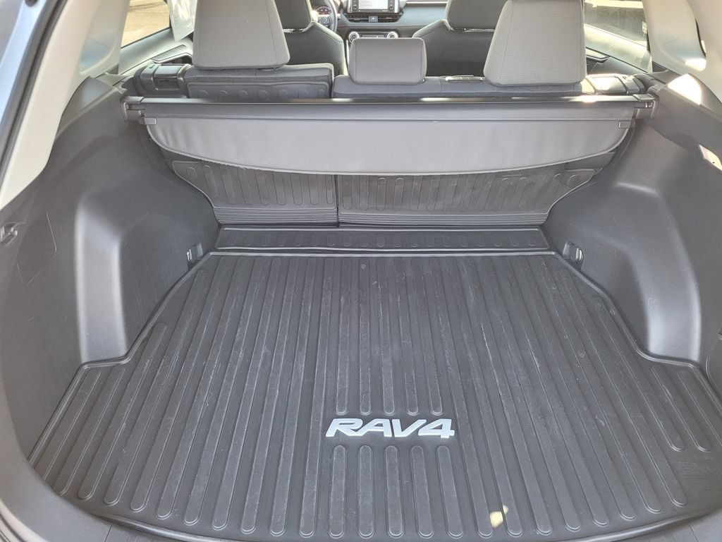 Used 2022 Toyota RAV4 XLE w/ Convenience Package FWD image 8