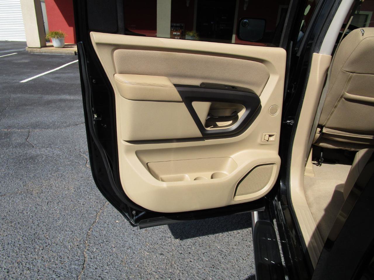 Used 2015 Nissan Titan SV image 21