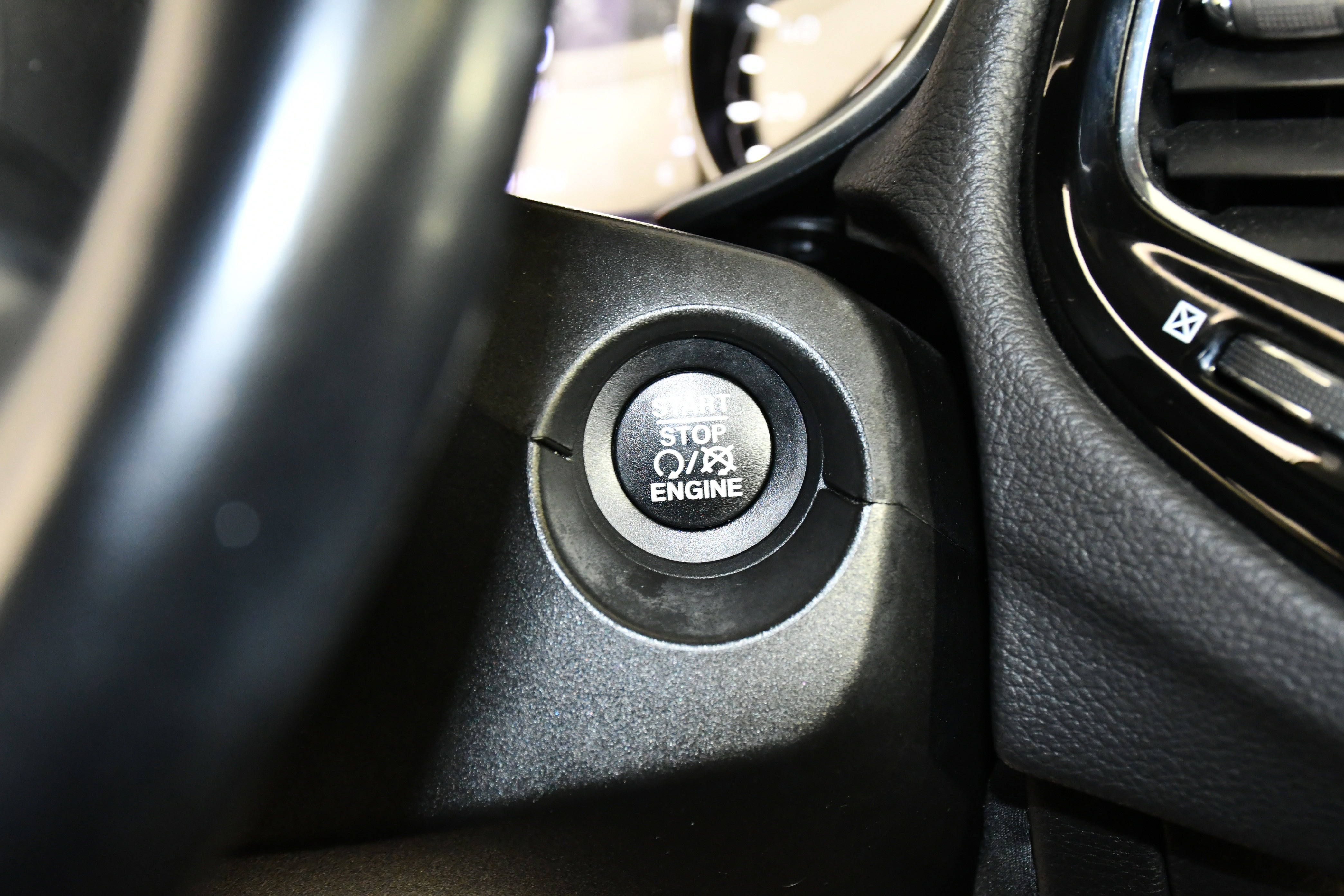 Used 2020 Jeep Compass Altitude image 25