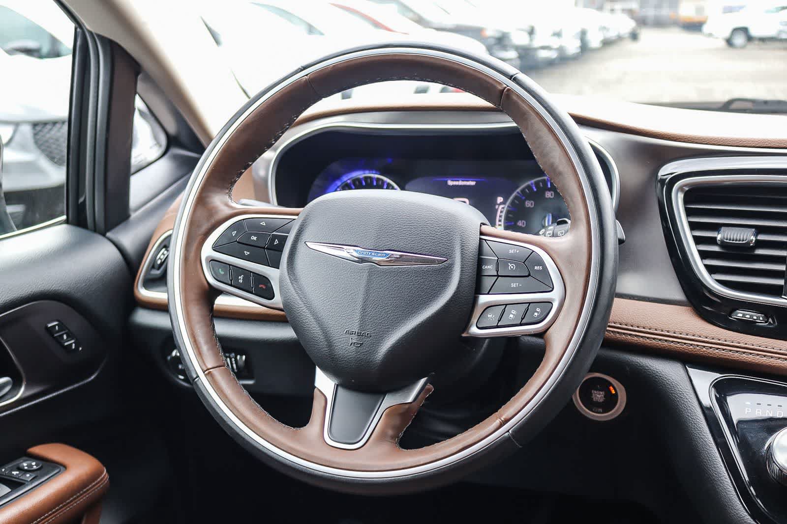 Used 2017 Chrysler Pacifica Limited FWD image 15
