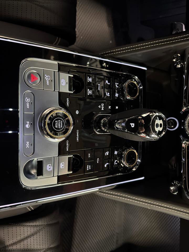 Used 2022 Bentley Flying Spur V8 image 22