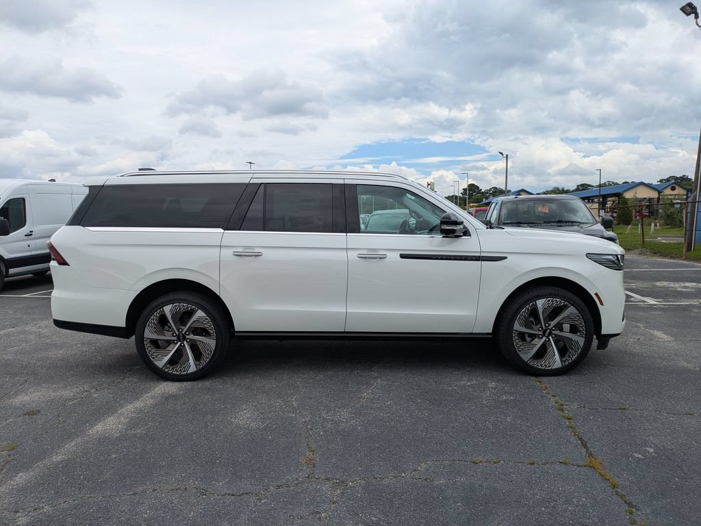 New 2026 Lincoln Navigator L Black Label AWD/4WD image 3