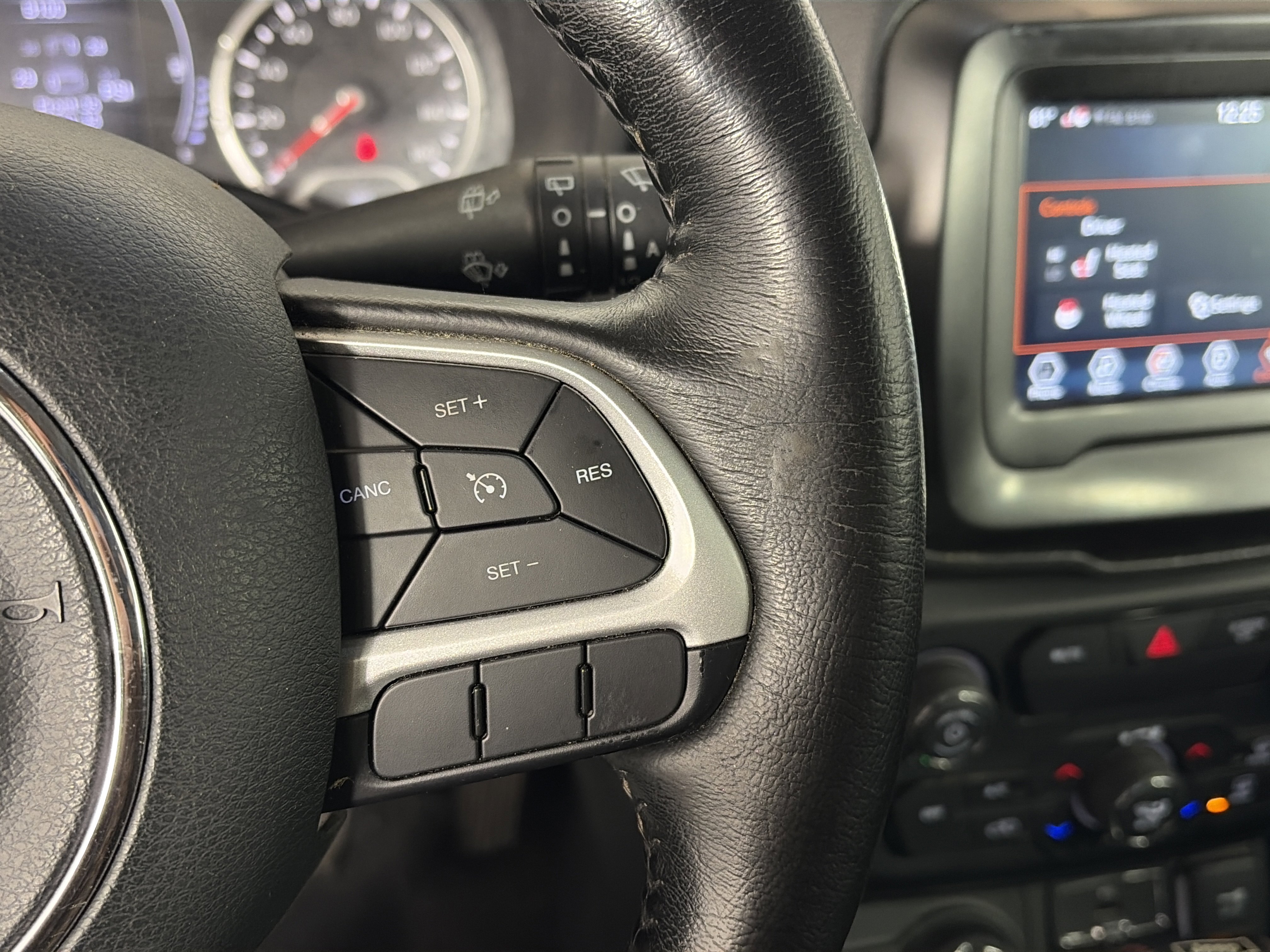 Used 2018 Jeep Renegade Latitude w/ Cold Weather Group image 31