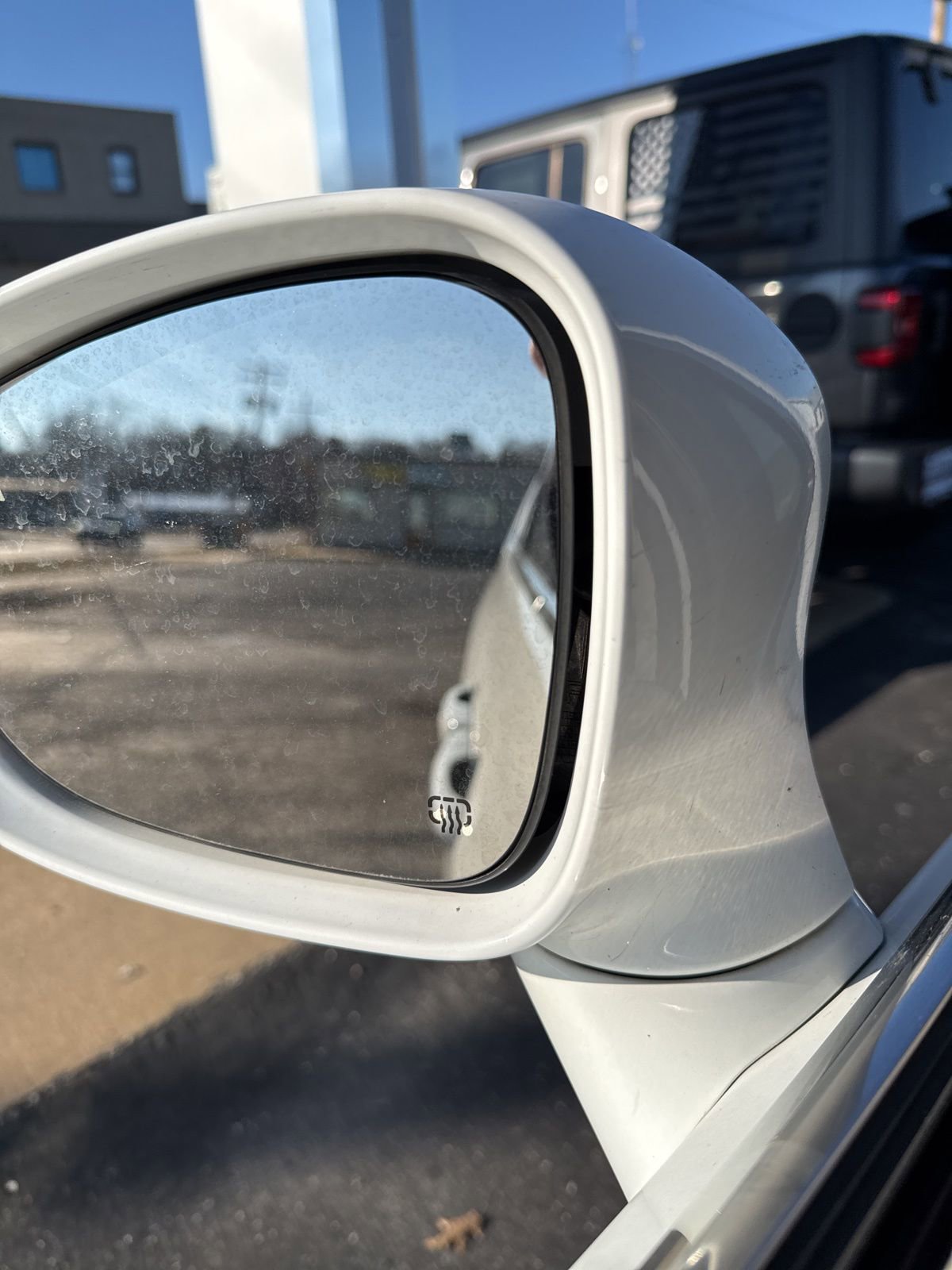 Used 2019 Chrysler Pacifica Touring-L image 18