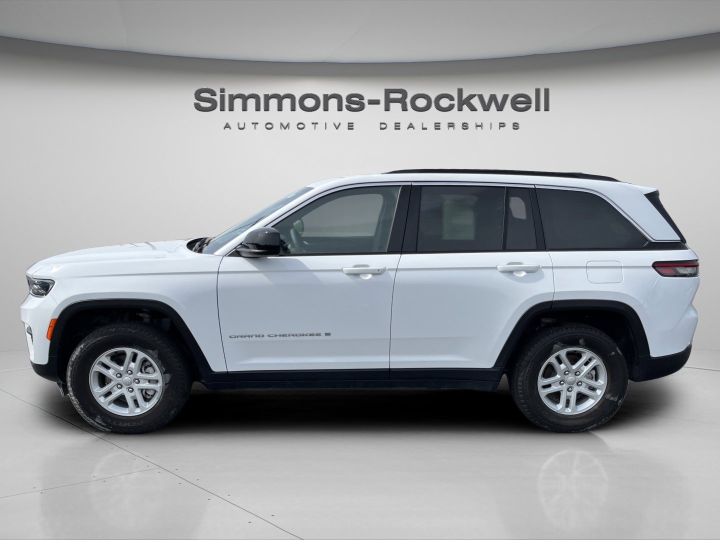 Used 2024 Jeep Grand Cherokee Laredo w/ Luxury Tech Group I AWD/4WD image 2