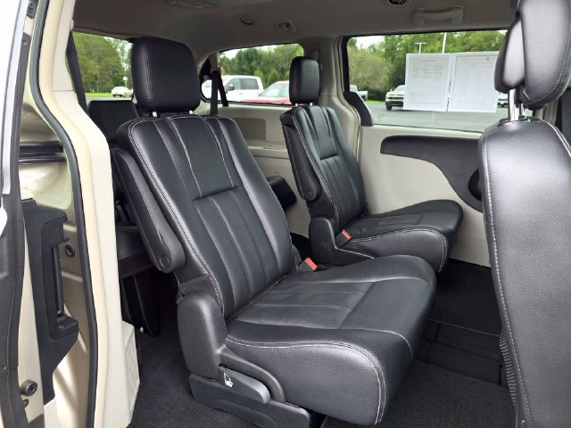 Used 2014 Chrysler Town & Country Touring FWD image 22