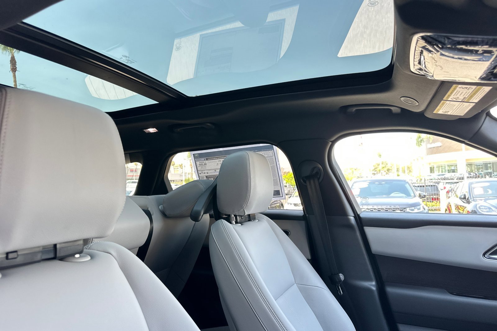 New 2026 Land Rover Range Rover Velar Dynamic SE image 18