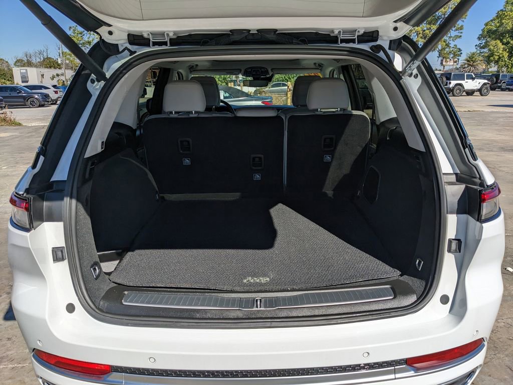 Used 2022 Jeep Grand Cherokee Summit w/ Luxury Tech Group V image 14