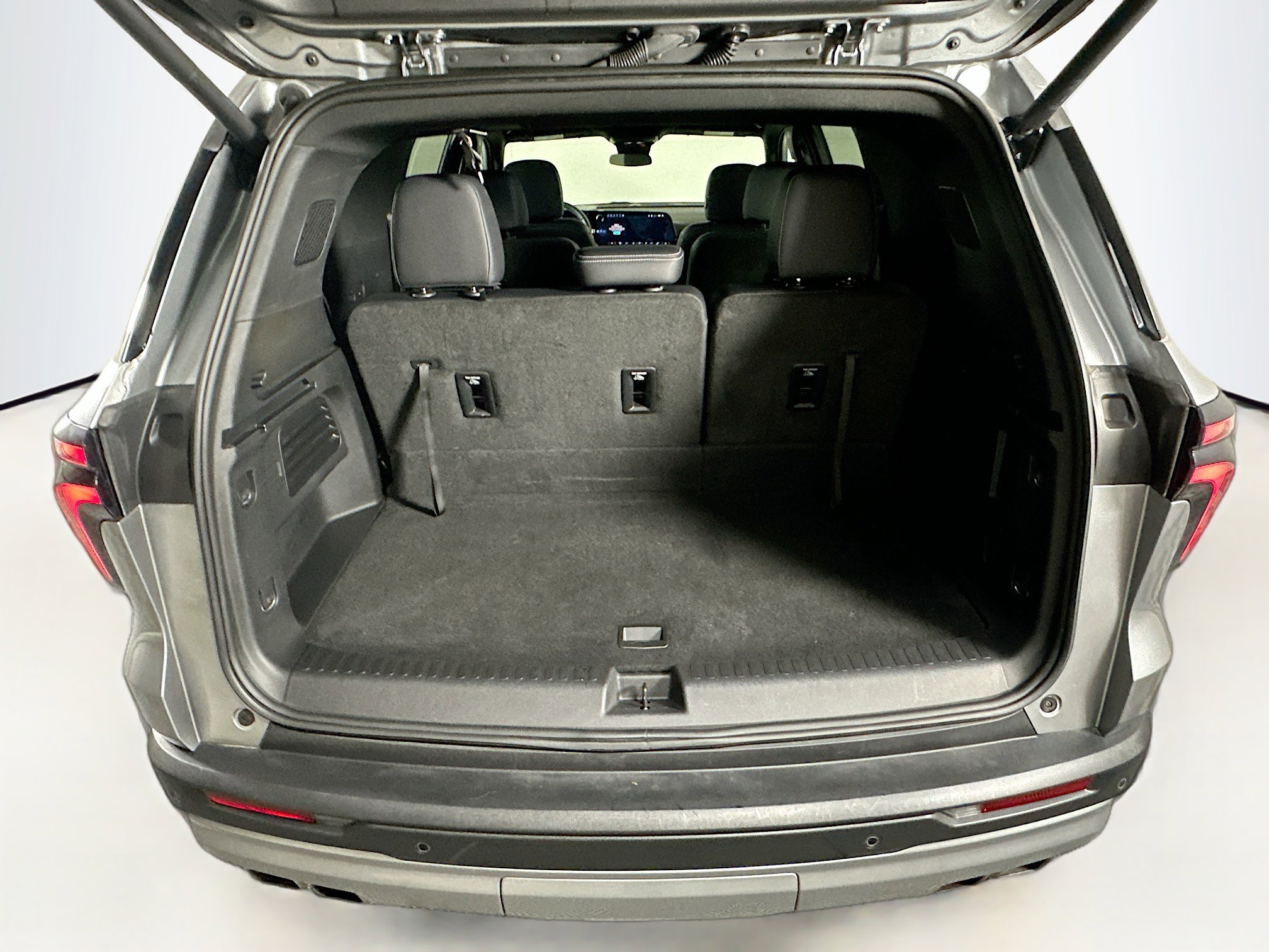 Used 2025 Chevrolet Traverse LT image 30