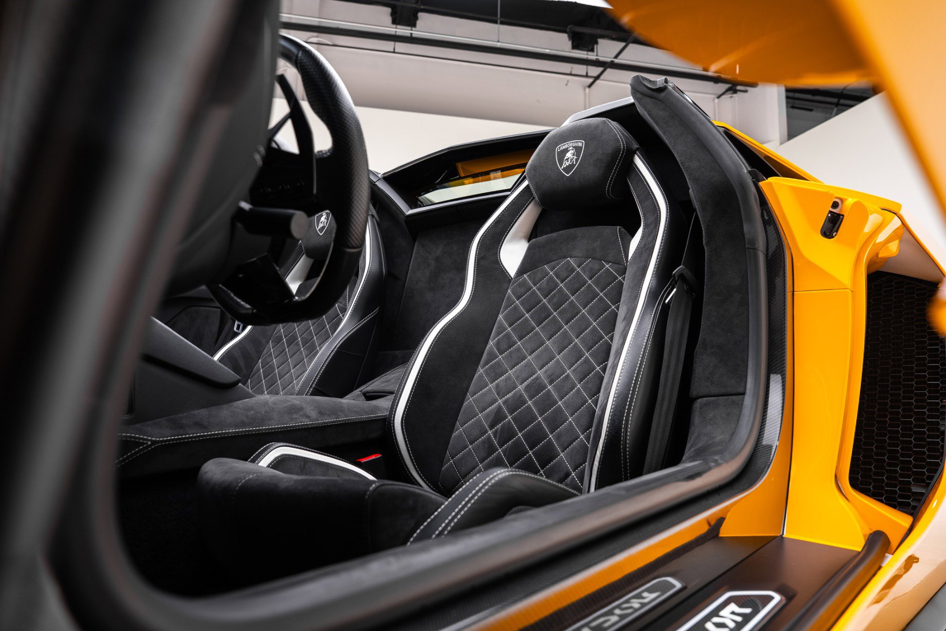 Used 2018 Lamborghini Aventador S image 32