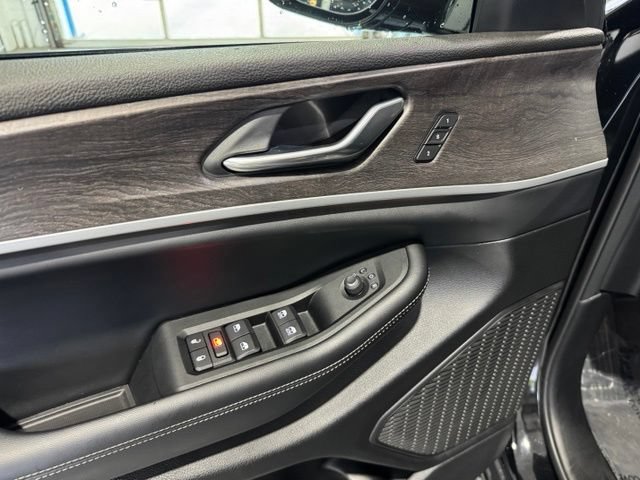 Used 2025 Jeep Grand Cherokee L Limited w/ Luxury Tech Group II AWD/4WD image 6