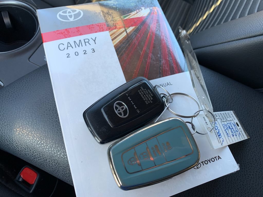 Used 2023 Toyota Camry SE w/ Cold Weather Package FWD image 9