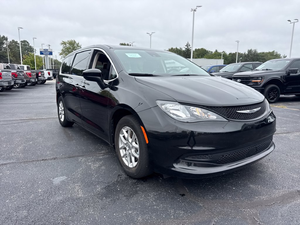 Used 2023 Chrysler Voyager LX FWD image 4