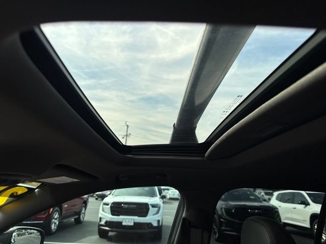 Used 2025 Chevrolet Trax RS w/ Sunroof Package FWD image 4