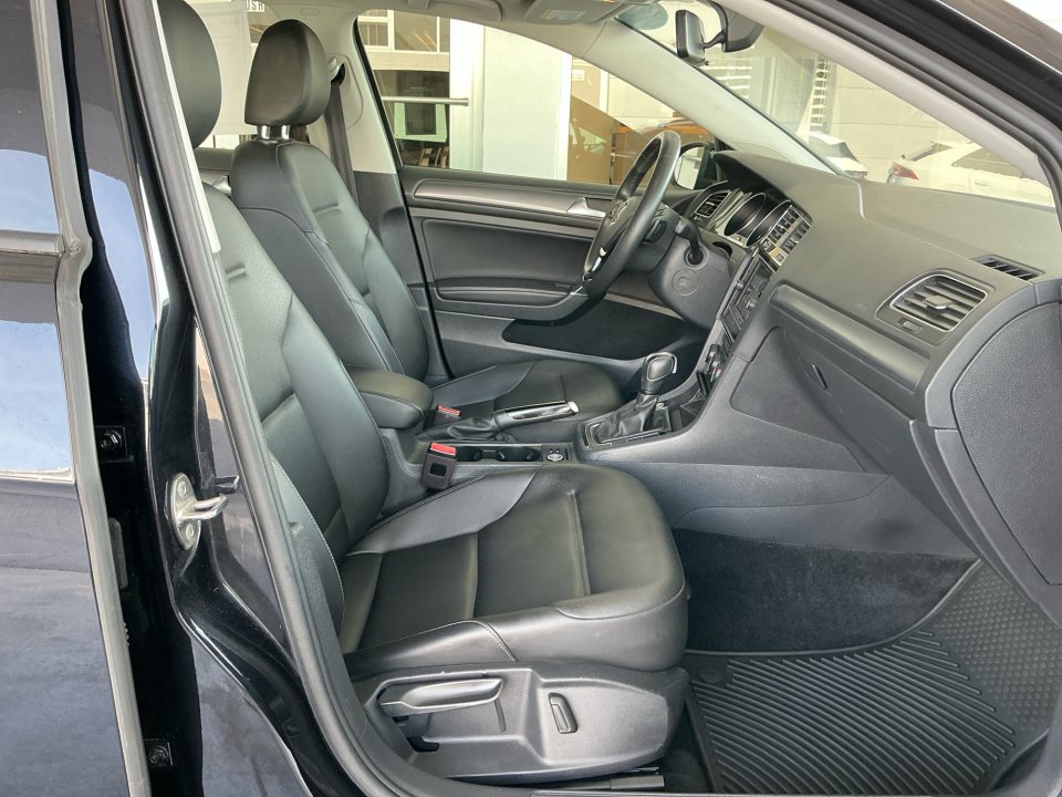 Used 2021 Volkswagen Golf 4-Door FWD image 32