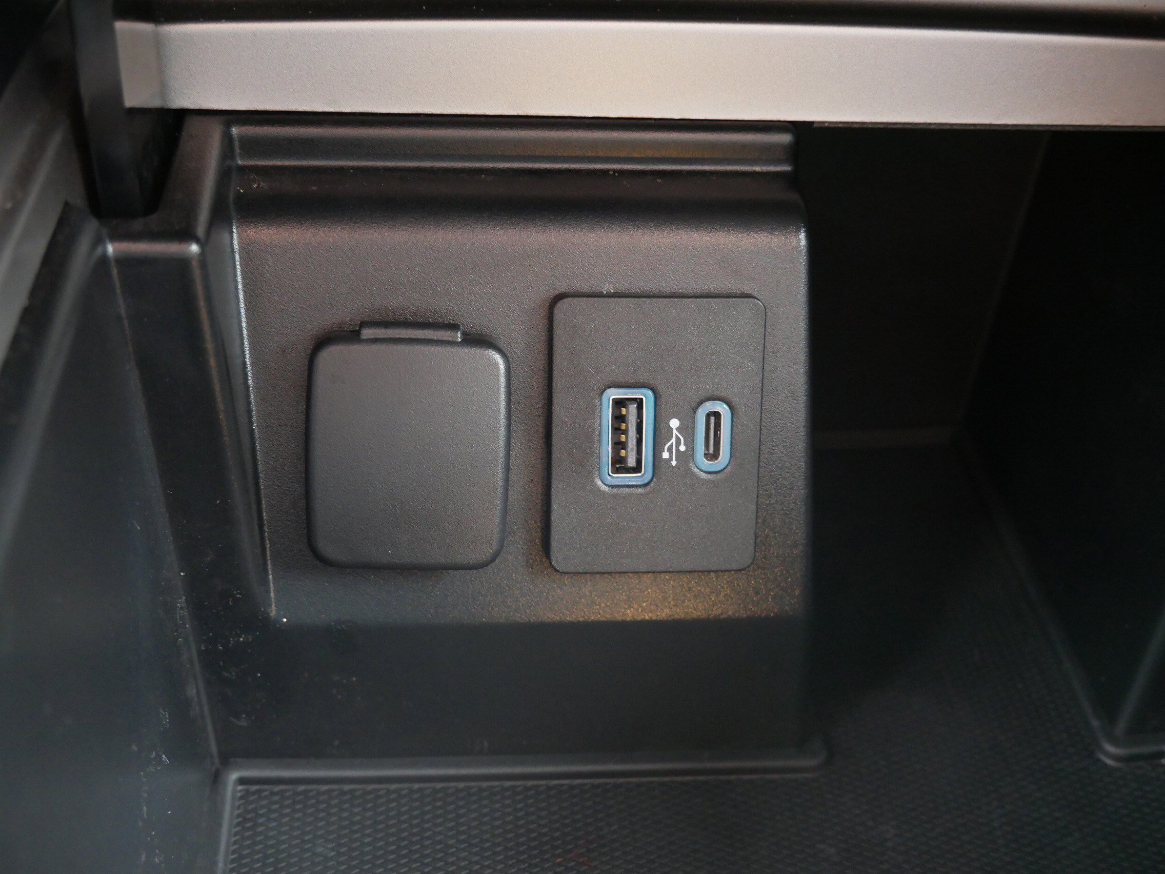 Used 2020 Ford Explorer XLT w/ Equipment Group 202A AWD/4WD image 33