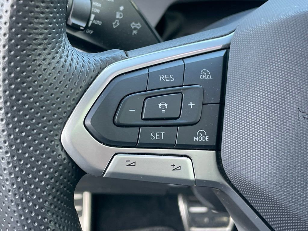 Certified 2025 Volkswagen Tiguan SE R-Line image 16