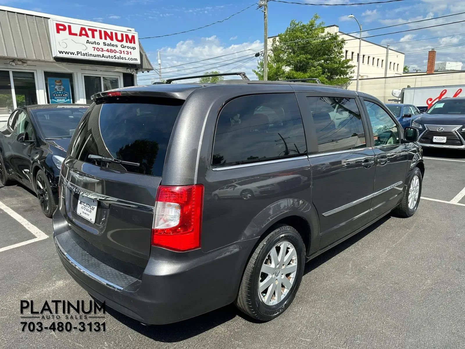 Used 2015 Chrysler Town & Country Touring FWD image 5