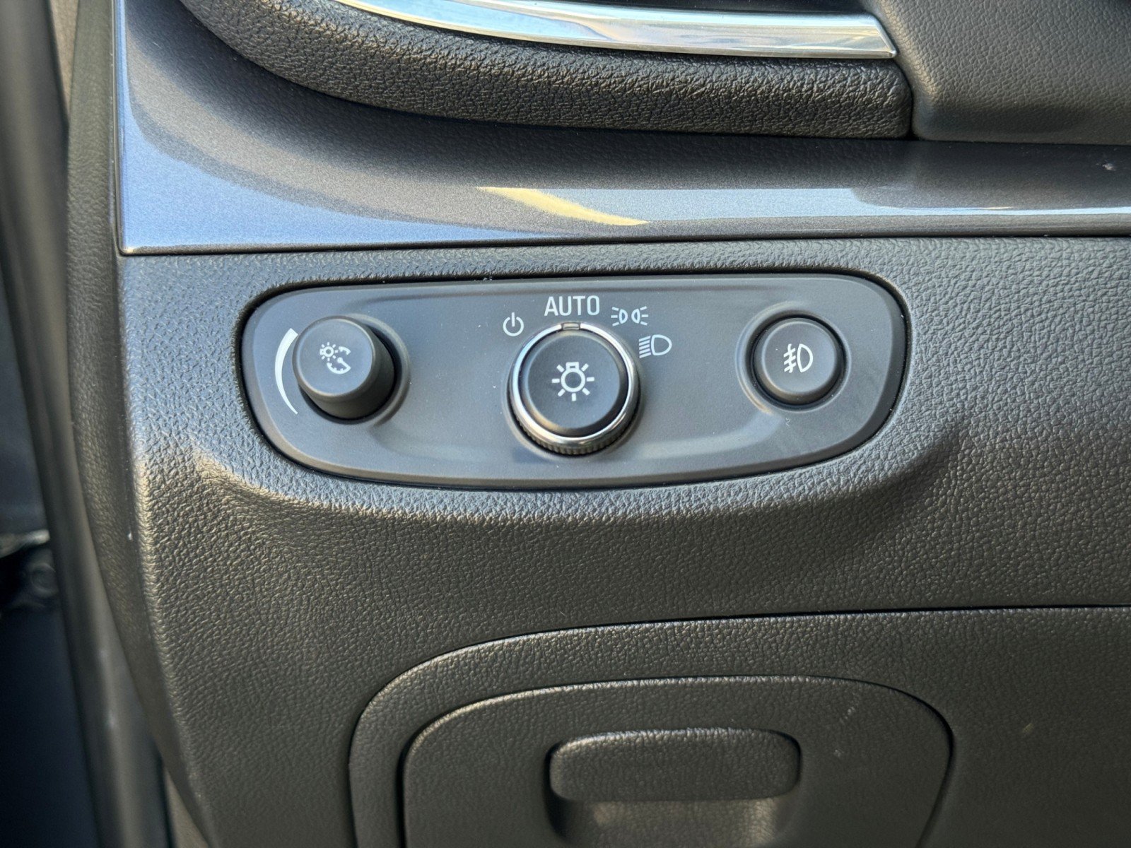 Used 2019 Buick Encore Essence FWD image 17