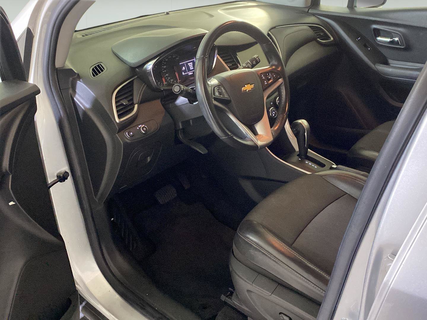 Certified 2018 Chevrolet Trax LT w/ LT Convenience Package FWD image 2